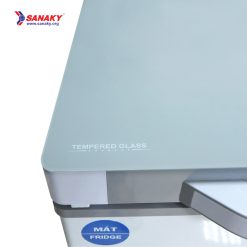 Góc bên trái của tủ đông kính cường lực